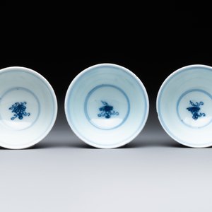 Three Chinese blue and white 'grapevines' cups, Yongzheng mark and of the period — 照片 4