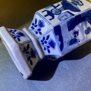 Three Chinese blue and white hexagonal and octagonal vases, Kangxi — 照片 11