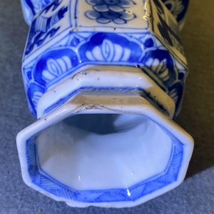 Three Chinese blue and white hexagonal and octagonal vases, Kangxi — 照片 13