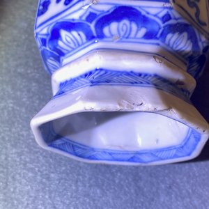 Three Chinese blue and white hexagonal and octagonal vases, Kangxi — 照片 15