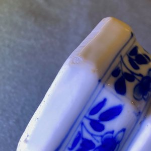 Three Chinese blue and white hexagonal and octagonal vases, Kangxi — 照片 16