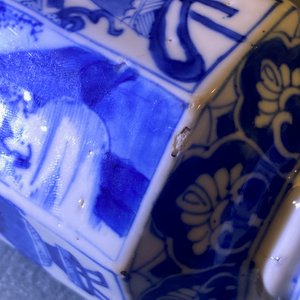 Three Chinese blue and white hexagonal and octagonal vases, Kangxi — 照片 17