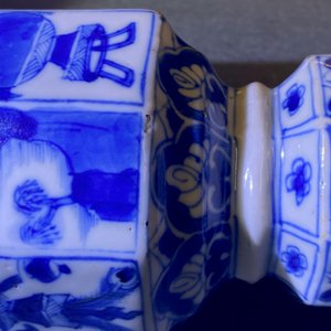 Three Chinese blue and white hexagonal and octagonal vases, Kangxi — 照片 19