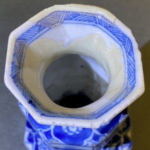Three Chinese blue and white hexagonal and octagonal vases, Kangxi — 照片 21