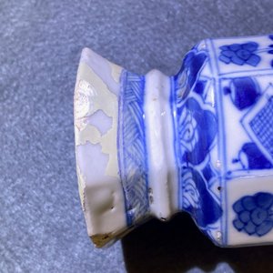 Three Chinese blue and white hexagonal and octagonal vases, Kangxi — 照片 22