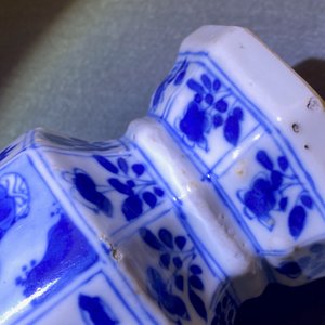 Three Chinese blue and white hexagonal and octagonal vases, Kangxi — 照片 25
