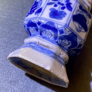 Three Chinese blue and white hexagonal and octagonal vases, Kangxi — 照片 26