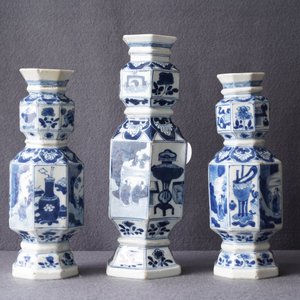 Three Chinese blue and white hexagonal and octagonal vases, Kangxi — 照片 29