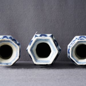Three Chinese blue and white hexagonal and octagonal vases, Kangxi — 照片 32