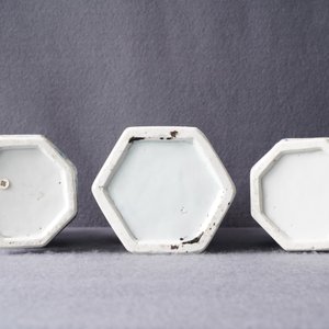 Three Chinese blue and white hexagonal and octagonal vases, Kangxi — 照片 33