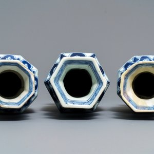 Three Chinese blue and white hexagonal and octagonal vases, Kangxi — 照片 6