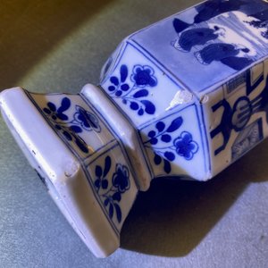 Three Chinese blue and white hexagonal and octagonal vases, Kangxi — 照片 10