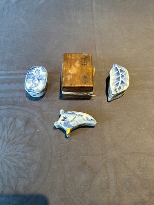 Three Chinese blue and white incense boxes and covers for the Japanese market, late Ming, 17th C. — 照片 1