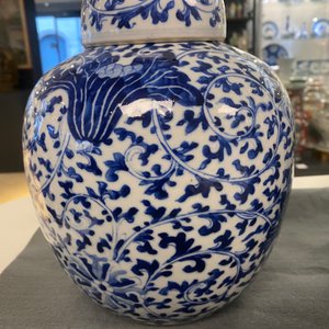 Three Chinese blue and white jars and covers with floral scrolls, 19th C. — 照片 18