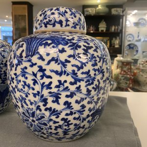 Three Chinese blue and white jars and covers with floral scrolls, 19th C. — 照片 20