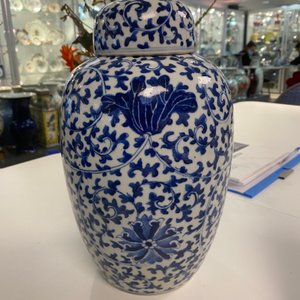 Three Chinese blue and white jars and covers with floral scrolls, 19th C. — 照片 21