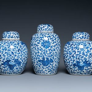 Three Chinese blue and white jars and covers with floral scrolls, 19th C. — 照片 3