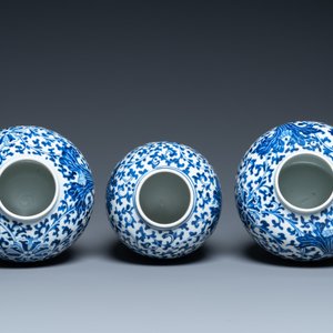 Three Chinese blue and white jars and covers with floral scrolls, 19th C. — 照片 6