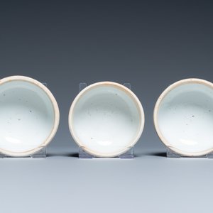 Three Chinese blue and white jars and covers with floral scrolls, 19th C. — 照片 9