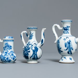 Three Chinese blue and white jugs, Kangxi — photo 1
