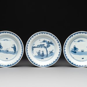 Three Chinese blue and white ko-sometsuke plates for the Japanese market, late Ming — photo 1