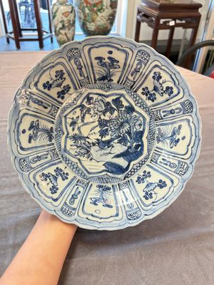 Three Chinese blue and white 'kraak' dishes with a bird and flowers, Wanli — photo 1