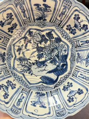 Three Chinese blue and white 'kraak' dishes with a bird and flowers, Wanli — photo 2
