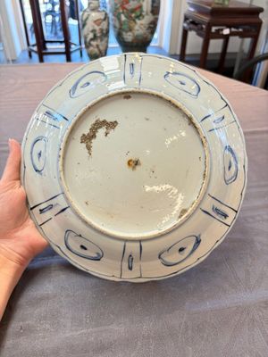 Three Chinese blue and white 'kraak' dishes with a bird and flowers, Wanli — photo 3