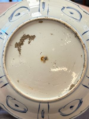 Three Chinese blue and white 'kraak' dishes with a bird and flowers, Wanli — photo 4