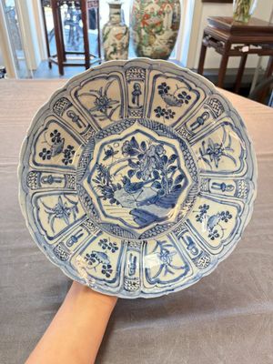 Three Chinese blue and white 'kraak' dishes with a bird and flowers, Wanli — photo 5