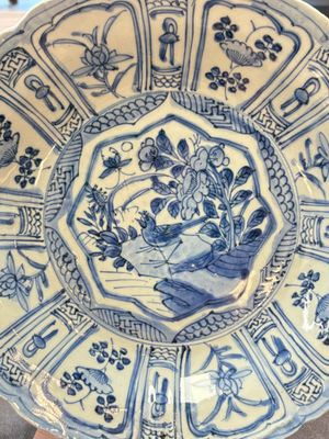 Three Chinese blue and white 'kraak' dishes with a bird and flowers, Wanli — photo 6
