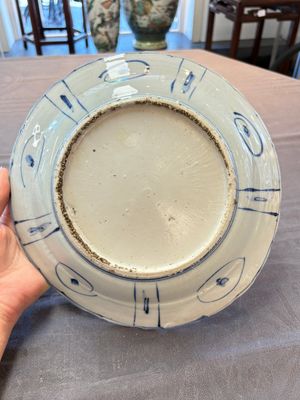 Three Chinese blue and white 'kraak' dishes with a bird and flowers, Wanli — photo 7