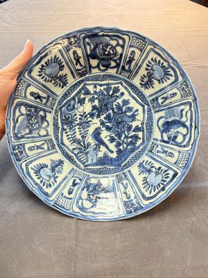 Three Chinese blue and white 'kraak' dishes with a bird and flowers, Wanli — photo 8