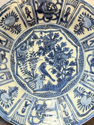 Three Chinese blue and white 'kraak' dishes with a bird and flowers, Wanli — photo 9