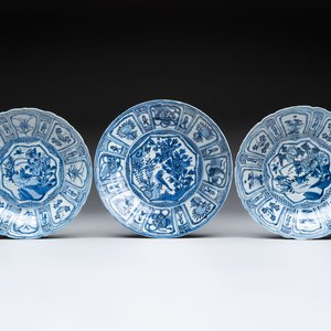 Three Chinese blue and white 'kraak' dishes with a bird and flowers, Wanli — photo 1