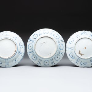 Three Chinese blue and white 'kraak' dishes with a bird and flowers, Wanli — photo 2