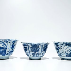 Three Chinese blue and white kraak porcelain crow cups, Wanli — 照片 1