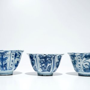 Three Chinese blue and white kraak porcelain crow cups, Wanli — 照片 3