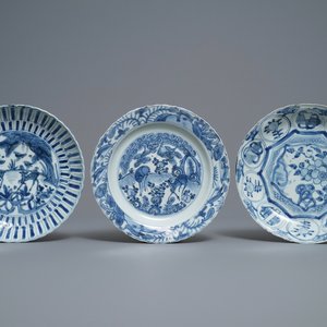 Three Chinese blue and white kraak porcelain 'deer' and 'prunus' plates, Wanli — photo 1