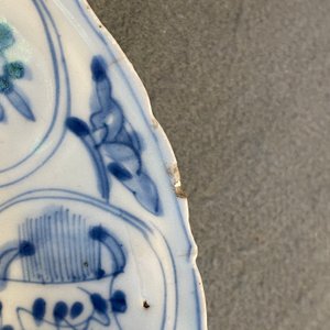 Three Chinese blue and white kraak porcelain 'deer' and 'prunus' plates, Wanli — photo 5