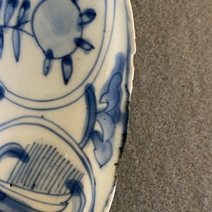 Three Chinese blue and white kraak porcelain 'deer' and 'prunus' plates, Wanli — photo 7