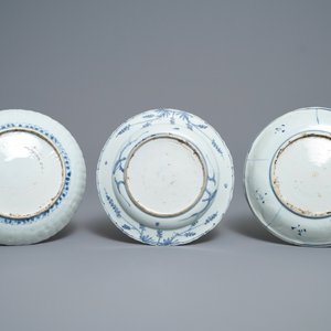Three Chinese blue and white kraak porcelain 'deer' and 'prunus' plates, Wanli — 照片 2
