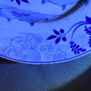 Three Chinese blue and white 'Long Eliza' plates, Kangxi/Yongzheng — 照片 6