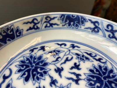 Three Chinese blue and white 'lotus scroll' plates, Guangxu mark and of the period — 照片 11