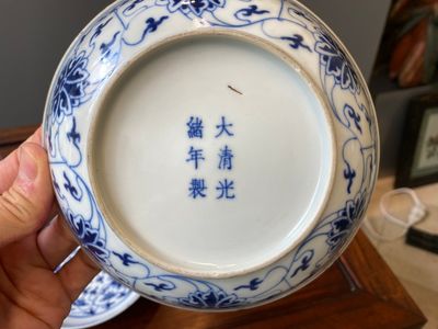 Three Chinese blue and white 'lotus scroll' plates, Guangxu mark and of the period — 照片 14
