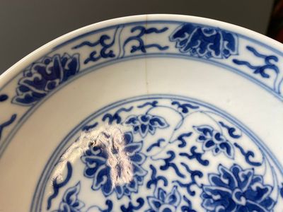 Three Chinese blue and white 'lotus scroll' plates, Guangxu mark and of the period — 照片 15