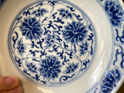 Three Chinese blue and white 'lotus scroll' plates, Guangxu mark and of the period — 照片 16