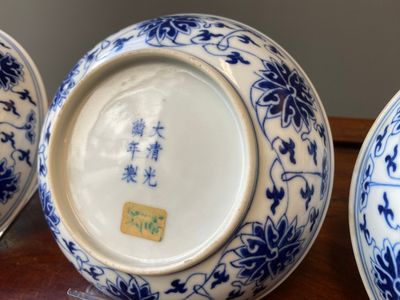 Three Chinese blue and white 'lotus scroll' plates, Guangxu mark and of the period — 照片 3
