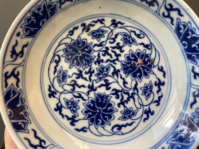 Three Chinese blue and white 'lotus scroll' plates, Guangxu mark and of the period — 照片 6