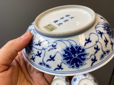 Three Chinese blue and white 'lotus scroll' plates, Guangxu mark and of the period — 照片 9